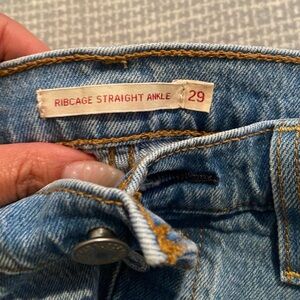 Levi’s Ribcage ankle straight